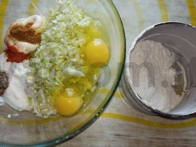 Pica su mocarela ant kopūstų tešlos Žingsnis 1