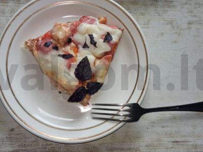 Pica su mocarela ant kopūstų tešlos pagrindine nuotrauka