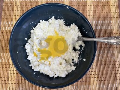 Ryžių miltų sūrio pyragėliai su sultenėmis Žingsnis 1