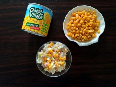 Gražios salotos su kukurūzais pagrindine nuotrauka