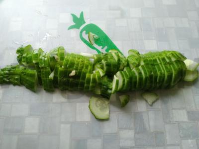 Lengvos salotos su aitriosiomis paprikomis ir marinuotais agurkais Žingsnis 1