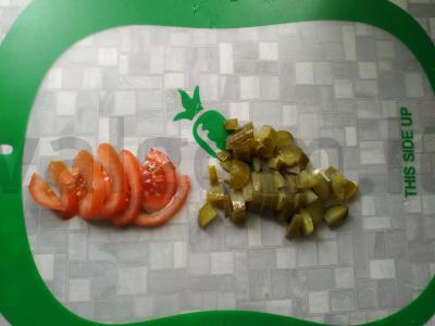 Lengvos salotos su aitriosiomis paprikomis ir marinuotais agurkais Žingsnis 2