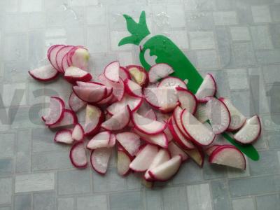 Lengvos salotos su aitriosiomis paprikomis ir marinuotais agurkais Žingsnis 3