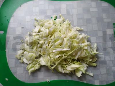 Lengvos salotos su aitriosiomis paprikomis ir marinuotais agurkais Žingsnis 4