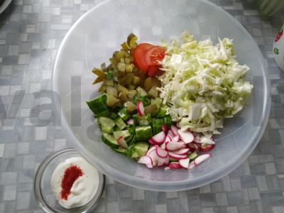 Lengvos salotos su aitriosiomis paprikomis ir marinuotais agurkais Žingsnis 5