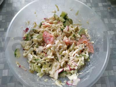 Lengvos salotos su aitriosiomis paprikomis ir marinuotais agurkais Žingsnis 6