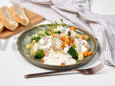 Daržovių ragu su grietinėlės sūriu pagrindine nuotrauka