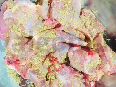 Kvapni triušiena su garstyčiomis, tarkūnu, baltuoju vynu, prieskoniais ir grybais Žingsnis 1