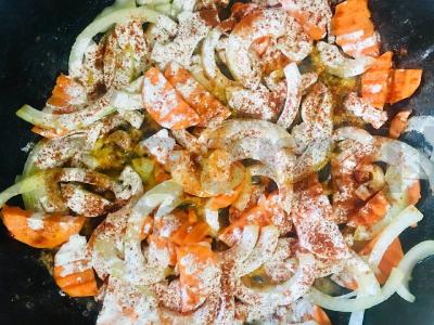 Kvapni triušiena su garstyčiomis, tarkūnu, baltuoju vynu, prieskoniais ir grybais Žingsnis 2