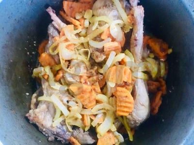 Kvapni triušiena su garstyčiomis, tarkūnu, baltuoju vynu, prieskoniais ir grybais Žingsnis 3