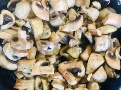 Kvapni triušiena su garstyčiomis, tarkūnu, baltuoju vynu, prieskoniais ir grybais Žingsnis 4