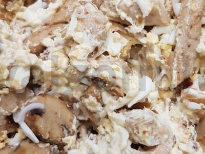 Salotos su kepta vištiena ir grybais pagrindine nuotrauka