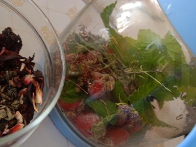 Uogų arbata su mėtomis, melasa ir citrina Žingsnis 1