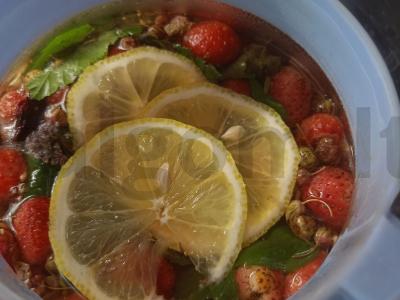 Uogų arbata su mėtomis, melasa ir citrina Žingsnis 2