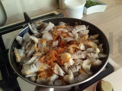 Aromatingi austrių grybai, troškinti grietinėje Žingsnis 2