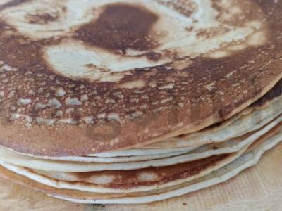 Blyneliai ant kefyro ir verdančio vandens pagrindine nuotrauka