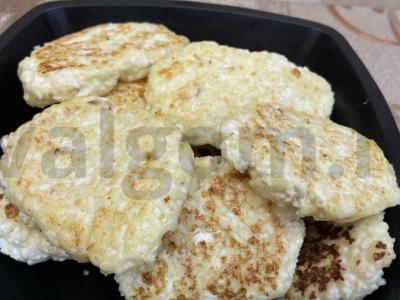 Namų sūrio pyragėliai su manų kruopomis pagrindine nuotrauka