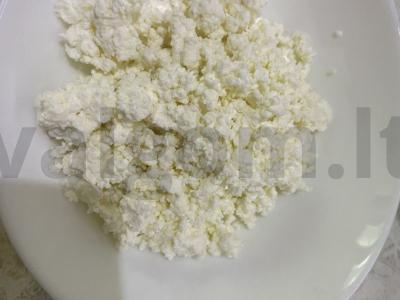 Varškė su riešutais ir vyšnių uogiene pusryčiams Žingsnis 1