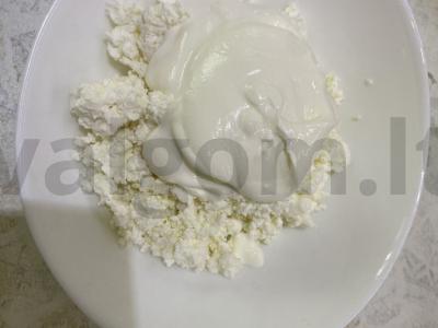 Varškė su riešutais ir vyšnių uogiene pusryčiams Žingsnis 2