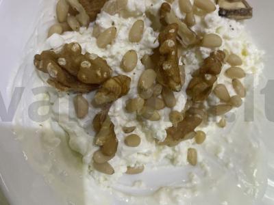 Varškė su riešutais ir vyšnių uogiene pusryčiams Žingsnis 3