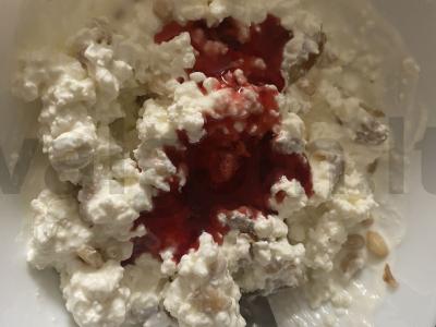 Varškė su riešutais ir vyšnių uogiene pusryčiams pagrindine nuotrauka