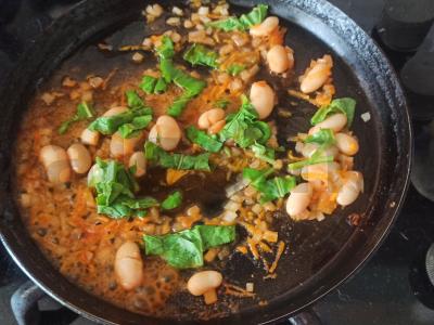 Troškinti balti pupelės su rukola Žingsnis 4