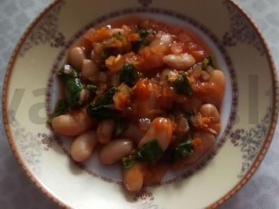 Troškinti balti pupelės su rukola pagrindine nuotrauka