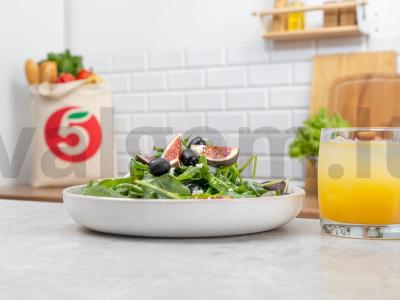 Salotos su figomis ir feta sūriu pagrindine nuotrauka