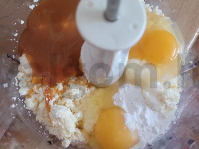 Karamelinis sūrio pyragas su bananais Žingsnis 3