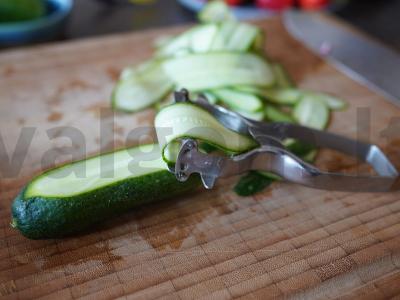 Salotos su kepintu pipiru, jaunu sūriu ir braškėmis Žingsnis 2