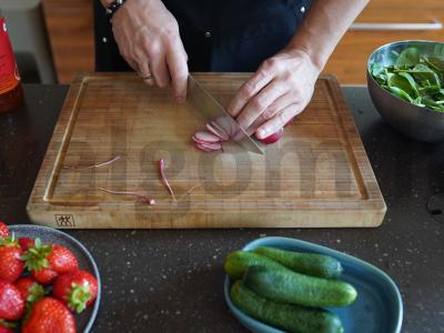 Salotos su kepintu pipiru, jaunu sūriu ir braškėmis Žingsnis 3