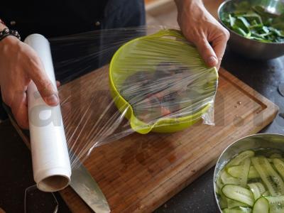 Salotos su kepintu pipiru, jaunu sūriu ir braškėmis Žingsnis 4