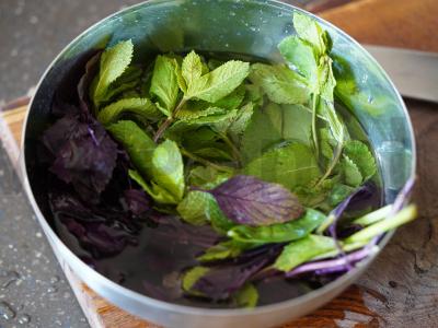 Salotos su kepintu pipiru, jaunu sūriu ir braškėmis Žingsnis 5