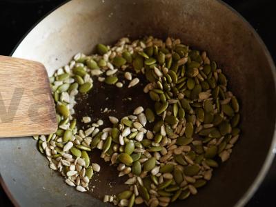 Salotos su kepintu pipiru, jaunu sūriu ir braškėmis Žingsnis 6