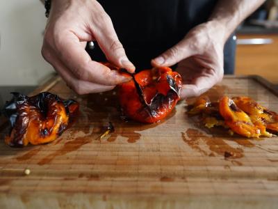 Salotos su kepintu pipiru, jaunu sūriu ir braškėmis Žingsnis 7