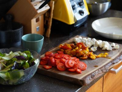 Salotos su kepintu pipiru, jaunu sūriu ir braškėmis Žingsnis 8