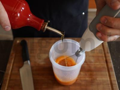 Salotos su kepintu pipiru, jaunu sūriu ir braškėmis Žingsnis 9