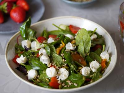 Salotos su kepintu pipiru, jaunu sūriu ir braškėmis pagrindine nuotrauka