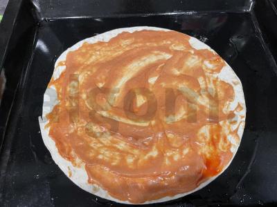 Mini pica su veganišku sūriu ant lavash duonos Žingsnis 1