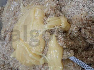 Medus su riešutais – naudingas skanėstas pagrindine nuotrauka