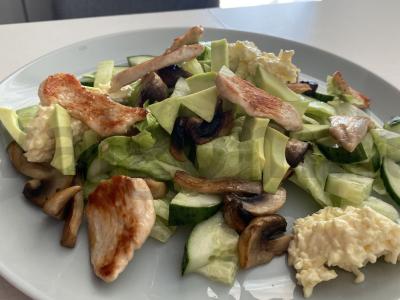 Salotos su daržovėmis, pievagrybiais ir vištienos filė pagrindine nuotrauka