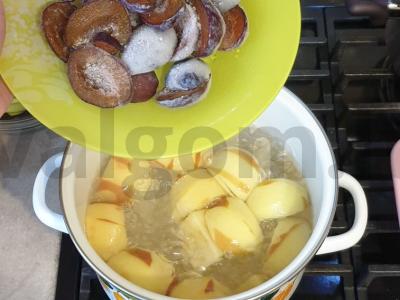 Gaivus slyvų ir obuolių kompotas Žingsnis 3