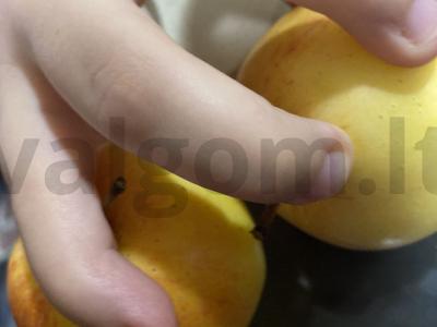 Oladiai su obuoliais ir kefyru Žingsnis 1