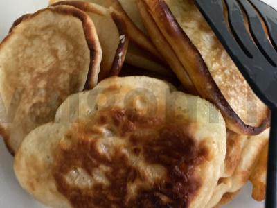 Oladiai su obuoliais ir kefyru pagrindine nuotrauka