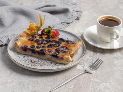 Mėlynių pyragas su grietinės įdaru pagrindine nuotrauka