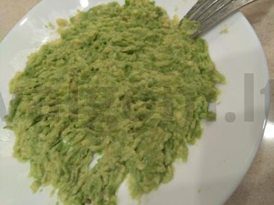 Avokado ir kiaušinių pusryčiai Žingsnis 1