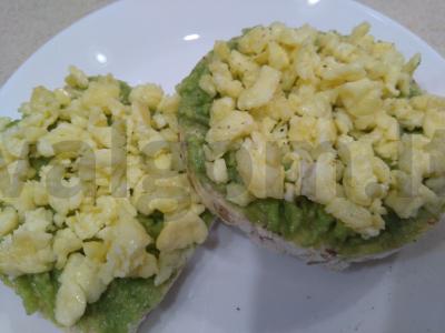 Avokado ir kiaušinių pusryčiai pagrindine nuotrauka