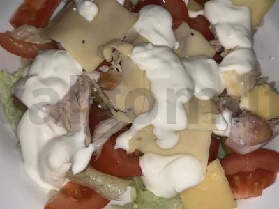 Salotos su vištiena ir alyvuogėmis pagrindine nuotrauka