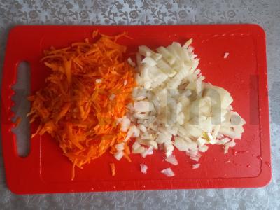 Kupecki stiliumi paruošta grikių košė su svogūnais ir morkomis kaip garnyras Žingsnis 1