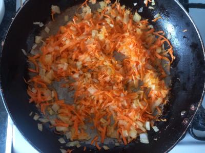 Kupecki stiliumi paruošta grikių košė su svogūnais ir morkomis kaip garnyras Žingsnis 2